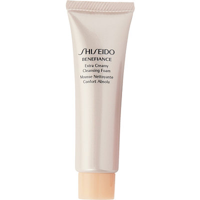 Shiseido Benefiance Extra Creamy Cleansing Foam ขนาดทดลอง 30ml. โฟมล้างหน้าเนื้อเข้มข้นที่ช่วยชะล้างสิ่งสกปรก และผลัดเซลล์ผิวส่วนเกินซึ่งก่อให้เกิดริ้วรอยแห่งวัยได้อย่างนุ่มนวล โดยไม่ทำลายความชุ่มชื้นตามธรรมชาติของผิว เนื้อโฟมจะกลายเป็นฟองครีม
