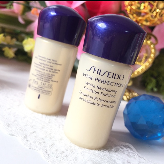 Shiseido Vital - Perfection White Revitalizing Emulsion Enriched ขนาดทดลอง 15 ml. อิมัลชั่นน้ำนมบำรุงผิว ที่ช่วยฟื้นบำรุงผิวจากความแห้งกร้านให้ผิวชุ่มชื่น และเสริมประสิทธิภาพการฟื้นบำรุงผิวจากริ้วรอยแห่งวัย ให้ผิวเนียนนุ่ม กระชับ มีความยืดหยุ่
