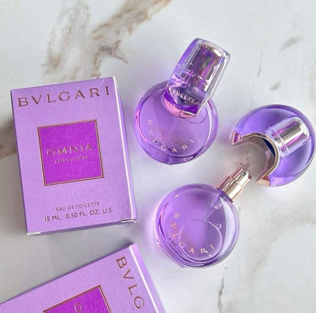 �ٻ�Ҿ���2 �ͧ�Թ��� : Bvlgari Omnia Amethyste Eau de Toilette ��Ҵ���� 15 ml. �������� �������Ǵ��ǧ�ѹ����ͧ���ͨҡ��š��� ⷹ���蹹���������ⷹ�� (Powdery) ���蹿����� (Floral) �ѹ��͹�¹ �������¤������ ͺ��蹢ͧ����ⷹ���͡��� (Woody) ���¡������繡��蹷���ѧ��ä�