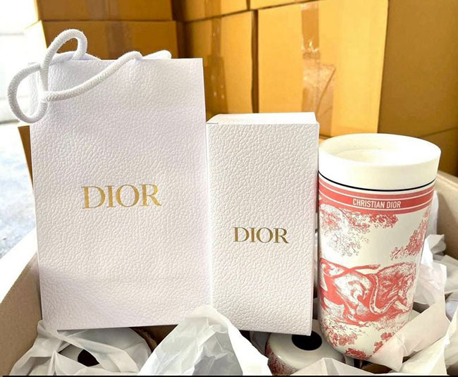 �ٻ�Ҿ���2 �ͧ�Թ��� : Dior Platinum Birthday Gift Temperature Control Tumbler �ժ�����ᴧ �ͧ��ҡ�ҹ����� Dior (���+���ͧ+�اDior) ����纤�����͹+��� ��䫹�����ش�ͤ͹ԡ ��������� DlOR ���º��� �ٴ� ��ʴ������ʨѺ���� ������¹ٹ ��������ش��� ��й��˹ѡ�� ��Ҵ 400ml