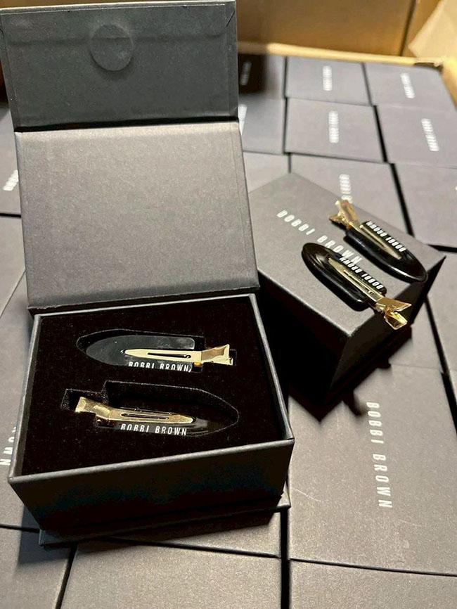 �ٻ�Ҿ���2 �ͧ�Թ��� : ��꺵Դ�� Bobbi Brown Hair Clip �մ� 2 ��� �ͧ����������ҡ�ҹ������� ����մ����º����ش�������� �������ѡ�����ù�� Bobbi Brown ���մ�������������շͧ�������������Ҵٴ�Ẻ�س˹��ش� �ͧ�ҡ�ҹ������� ��㹡��ͧ�ù��ٴ�