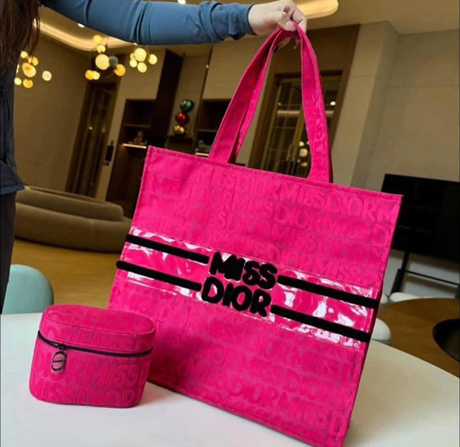 �ٻ�Ҿ���2 �ͧ�Թ��� : ������ Christian Dior Miss Dior Pink Tote Bag �Թ��� GWP �ͧ�� 100% �����Ҵ����� ������� ����������͡�ѡɳ� �ҡ Dior �ժ��� Shocking Pink �Թ������Ҥس VIP Gift with Purchase ���� GWP �ͧ�� 100%���������ժ���ʴ�����ᶺ�մӾ�������� "MISS D