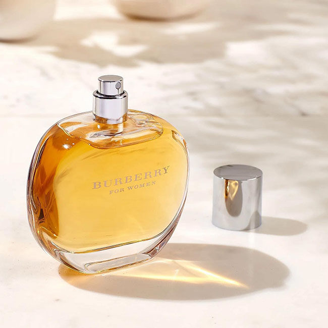 �ٻ�Ҿ���2 �ͧ�Թ��� : BURBERRY Classic for Women Eau de Parfum Natural Spray 50 ml. �������ش�����Ԥ �ҡ Burberry ⴴ�蹴��¡������ͺ��� ���ع������ǡ��� Fruity Floral �����ʹ������ŧ��� �Դ�������á������������ù�� ����ͻ��������ʴ �ͺ����ʴ����ժ��Ե���� ��ҹ�Ѻ