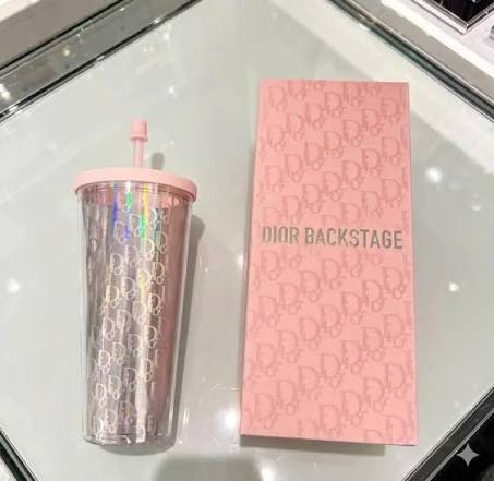 �ٻ�Ҿ���2 �ͧ�Թ��� : DIOR BACKSTAGE TUMBLER PINK HOLOGRAM 700ml �����������ش��ǹ�Ӵ�䫹��Ƿ�� �ҡ�ҹ����� DIOR BACKSTAGE ⷹ���ٹ� ������������������� "Dior" �з�͹�ʧ�Ժ�Ѻ �Ҿ�����һԴ+��ʹ ��ʴ� PP ���ç ���ҹ �������Шء�Դ��ʹ�͡Ẻ���ⷹ�ժ��پ����