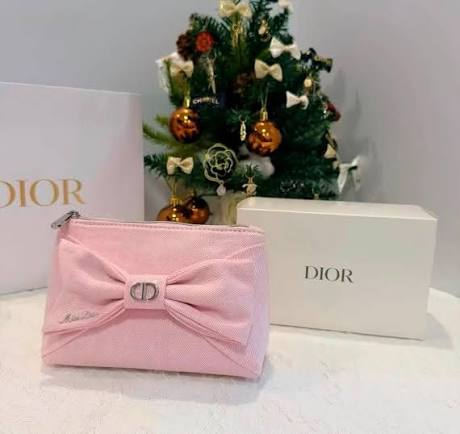 �ٻ�Ҿ���2 �ͧ�Թ��� : ������ Miss Dior Bow Pouch ��������ͧ ������ Miss Dior ������ ��䫹����ѡ������ ��ҹ���ع������á��� �մ��Żѡ����� Miss Dior ������������ҧ �Өҡ������¤�������� ���������´�س�Ҿ�� ��Ҵ�зѴ�Ѵ ����ҳ 16 x 10 x 8 ��. �ç�������հҹ �ҧ����