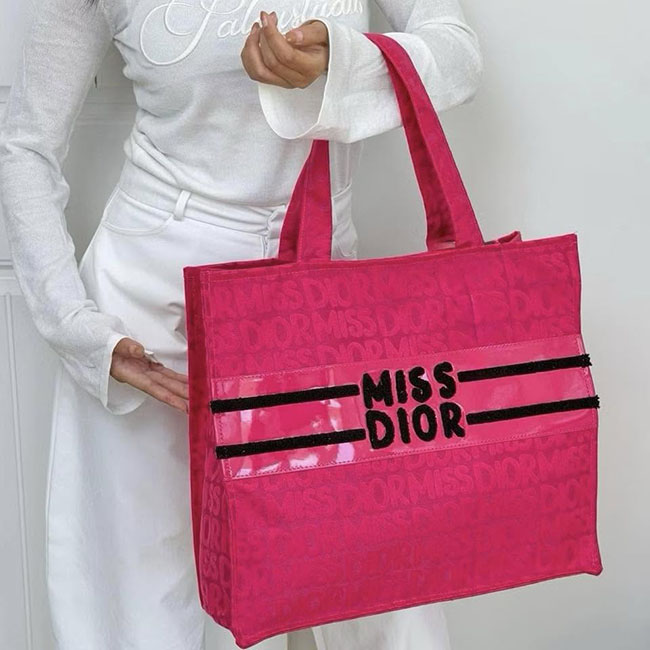 �ٻ�Ҿ���3 �ͧ�Թ��� : ������ Christian Dior Miss Dior Pink Tote Bag �Թ��� GWP �ͧ�� 100% �����Ҵ����� ������� ����������͡�ѡɳ� �ҡ Dior �ժ��� Shocking Pink �Թ������Ҥس VIP Gift with Purchase ���� GWP �ͧ�� 100%���������ժ���ʴ�����ᶺ�մӾ�������� "MISS D