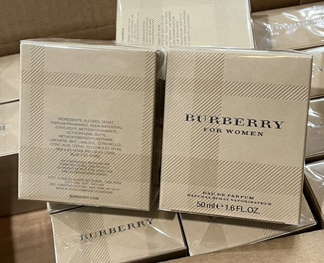 �ٻ�Ҿ���3 �ͧ�Թ��� : BURBERRY Classic for Women Eau de Parfum Natural Spray 50 ml. �������ش�����Ԥ �ҡ Burberry ⴴ�蹴��¡������ͺ��� ���ع������ǡ��� Fruity Floral �����ʹ������ŧ��� �Դ�������á������������ù�� ����ͻ��������ʴ �ͺ����ʴ����ժ��Ե���� ��ҹ�Ѻ