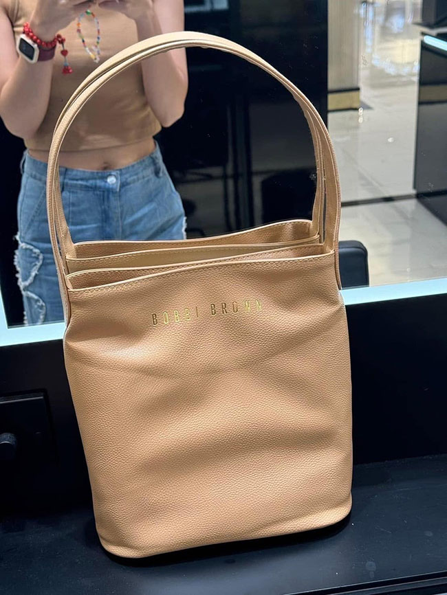 �ٻ�Ҿ���3 �ͧ�Թ��� : Bobbi Brown Bucket Bag �������Թ��Ҿ���������ҡ��ͻ��ͺ�����ǹ� �չ�ӵ�Ť��� �����Ҿ��������Ѻ�ء�ؤ ���º��� �о��价ӧҹ ����¹ 令����������� ������ ��ʴ���˹ѧ PU �ѹ�������ҡ �آͧ������ ���˹ѡ���о����� ���º��� ����� �о����
