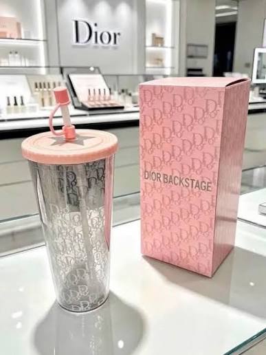 �ٻ�Ҿ���3 �ͧ�Թ��� : DIOR BACKSTAGE TUMBLER PINK HOLOGRAM 700ml �����������ش��ǹ�Ӵ�䫹��Ƿ�� �ҡ�ҹ����� DIOR BACKSTAGE ⷹ���ٹ� ������������������� "Dior" �з�͹�ʧ�Ժ�Ѻ �Ҿ�����һԴ+��ʹ ��ʴ� PP ���ç ���ҹ �������Шء�Դ��ʹ�͡Ẻ���ⷹ�ժ��پ����