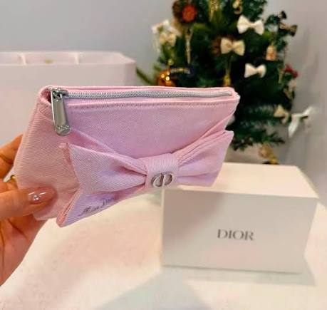 �ٻ�Ҿ���3 �ͧ�Թ��� : ������ Miss Dior Bow Pouch ��������ͧ ������ Miss Dior ������ ��䫹����ѡ������ ��ҹ���ع������á��� �մ��Żѡ����� Miss Dior ������������ҧ �Өҡ������¤�������� ���������´�س�Ҿ�� ��Ҵ�зѴ�Ѵ ����ҳ 16 x 10 x 8 ��. �ç�������հҹ �ҧ����