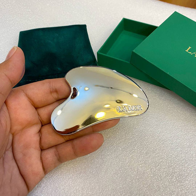 �ٻ�Ҿ���4 �ͧ�Թ��� : La Mer Gua Sha Exclusive Gift �ͧ�� ᾤࡨ�ا����С��ͧẺ���� ��ǫ� �Ǵ˹�� �ҡ������ ������ͧ��ҡ�������������� + ���ͧ�����������Ǿ�������麹���ͧ������ �����ʺ��ó��˹�ͪ�鹢ͧ��ÿ�鹺��ا��� ����Ѻ�Ǵ˹�� ��ЪѺ�ټ����Т���� Ŵ������� ��ͧ�����