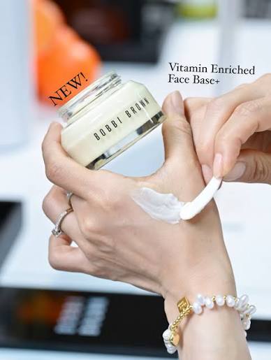 �ٻ�Ҿ���4 �ͧ�Թ��� :  Bobbi Brown Vitamin Enriched Face Base+ All-in-One Moisturizer & Primer 100 ml. �ʺ��ا����ѻ�ô �ٵ����� �� Vitamin Enriched Face Base+ ������ǹ��������ا���Ẻ�Ѵ˹ѡ�Ѵ��� SuperVitamin Blend ��ʵ�����췴��� Super Vitamin 5 ��� ������ʺ