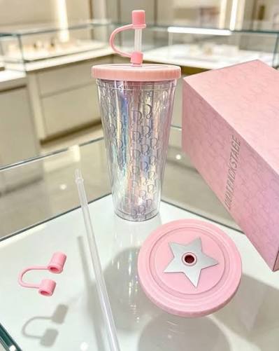 �ٻ�Ҿ���4 �ͧ�Թ��� : DIOR BACKSTAGE TUMBLER PINK HOLOGRAM 700ml �����������ش��ǹ�Ӵ�䫹��Ƿ�� �ҡ�ҹ����� DIOR BACKSTAGE ⷹ���ٹ� ������������������� "Dior" �з�͹�ʧ�Ժ�Ѻ �Ҿ�����һԴ+��ʹ ��ʴ� PP ���ç ���ҹ �������Шء�Դ��ʹ�͡Ẻ���ⷹ�ժ��پ����