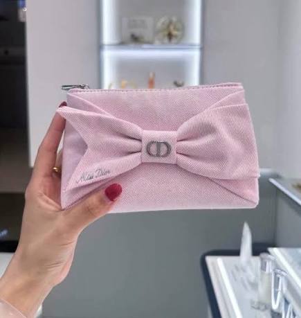 �ٻ�Ҿ���4 �ͧ�Թ��� : ������ Miss Dior Bow Pouch ��������ͧ ������ Miss Dior ������ ��䫹����ѡ������ ��ҹ���ع������á��� �մ��Żѡ����� Miss Dior ������������ҧ �Өҡ������¤�������� ���������´�س�Ҿ�� ��Ҵ�зѴ�Ѵ ����ҳ 16 x 10 x 8 ��. �ç�������հҹ �ҧ����