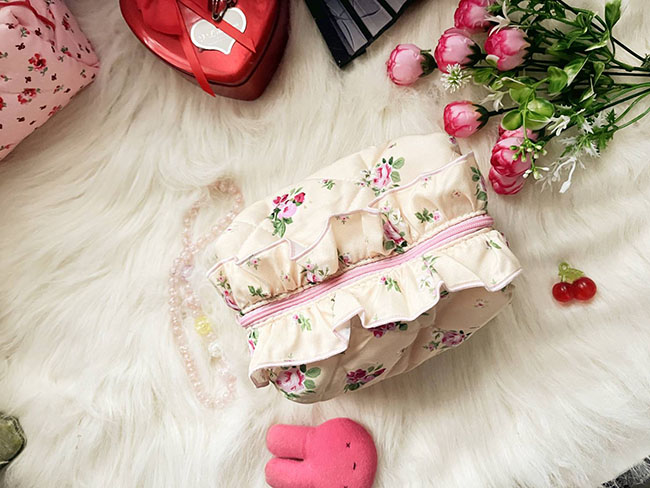 �ٻ�Ҿ���5 �ͧ�Թ��� : Pretty Cosmetic Bag �����Ҽ�����ͧ�๡���ʧ���ش����ѡ �������ͧ���ҧ ����ö�Ѵ�红ͧ���������º ��Ҥ͵�͹����ҹ �ؼ�Ҵ�ҹ� 2 ���˹ҹ������ҧ�� ��Ҵ18x11x10 ૹ������  �����дǡ㹡���Թ�ҧ ��¹���ѡ ��������͡ 2 �� ��� �ժ������������ͧ