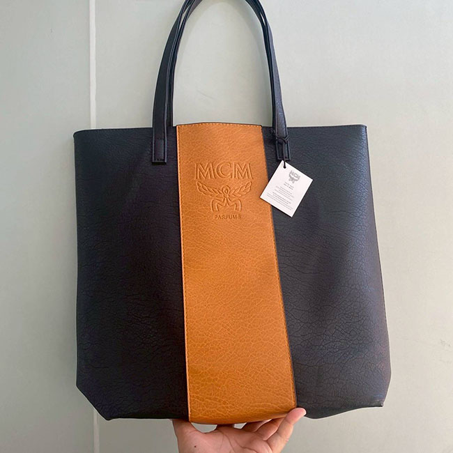 �ٻ�Ҿ���5 �ͧ�Թ��� : MCM Tote Bag ������ MCM Tote Bag �ʹ���մ� �Ҵ��ӵ�� ���� Logo ˹ѧ Pu �س�Ҿ�� ��˭���� 37cm x 43 cm x �ҹ 10 cm �آͧ������ �� Perfume Premium Gift ����Ѻ�ʹ���� 10,000 �ҷ���仹Ф� ����С� �������ҡ���º��� ��ᾧ �������·ء�ؤ������ⷹ�ӵѴ�