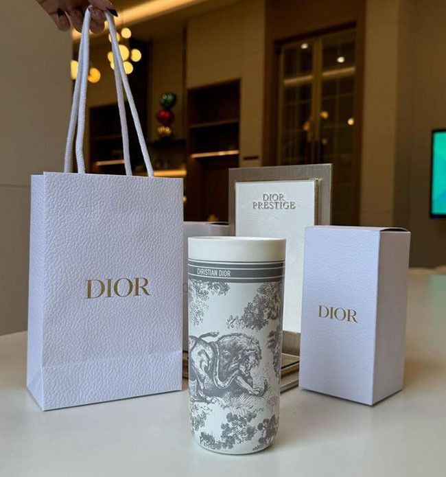 �ٻ�Ҿ���6 �ͧ�Թ��� : Dior Platinum Birthday Gift Temperature Control Tumbler ����-��� �ͧ��ҡ�ҹ����� Dior (���+���ͧ+�اDior) ����纤�����͹+��� ��䫹�����ش�ͤ͹ԡ ��������� DlOR ���º��� �ٴ� ��ʴ������ʨѺ���� ������¹ٹ ��������ش��� ��й��˹ѡ�� ��Ҵ 400ml. 