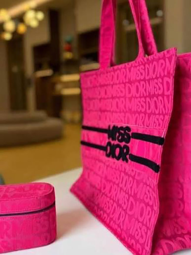 �ٻ�Ҿ���6 �ͧ�Թ��� : ������ Christian Dior Miss Dior Pink Tote Bag �Թ��� GWP �ͧ�� 100% �����Ҵ����� ������� ����������͡�ѡɳ� �ҡ Dior �ժ��� Shocking Pink �Թ������Ҥس VIP Gift with Purchase ���� GWP �ͧ�� 100%���������ժ���ʴ�����ᶺ�մӾ�������� "MISS D