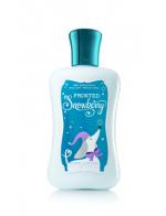 Bath & Body Works Frosted Snowberry Shea & Vitamin E Body Lotion 236 ml. โลชั่นบำรุงผิวสุดพิเศษ กลิ่นหอมผลแบลคเบอรี่ผสมกลิ่นคาราเมลกับกลิ่น Musk หอมสดชื่นค่ Bath & Body Works Frosted Snowberry Shea & Vitamin E Body Lotion 236 ml. โลชั่นบำรุงผิวสุดพิเศษ กลิ่นหอมผลแบลคเบอรี่ผสมกลิ่นคาราเมลกับกลิ่น Musk หอมสดชื่นค่