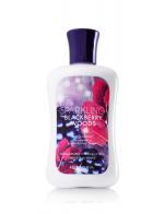 Bath & Body Works  Sparkling Blackberry Woods Shea & Vitamin E Body Lotion 236 ml. โลชั่นบำรุงผิวสุดพิเศษ กลิ่นหอมผลแบลคเบอรี่ผสมกลิ่นวนิลลา และเปลือกไม้ป Bath & Body Works  Sparkling Blackberry Woods Shea & Vitamin E Body Lotion 236 ml. โลชั่นบำรุงผิวสุดพิเศษ กลิ่นหอมผลแบลคเบอรี่ผสมกลิ่นวนิลลา และเปลือกไม้ป