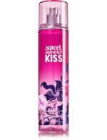 Bath & Body Works Sweet Summer Kiss Fine Fragrance Mist 236 ml. สเปร์ยน้ำหอมที่ให้กลิ่นติดกายตลอดวัน กลิ่นหอมโรแมนติกของมวลดอกไม้หอมหลากหลายชนิด ทั้งดอกมะลิและลิลลี่ หอมละมุนนุ่มนวลคะ