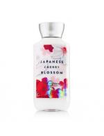 Bath & Body Works Japanese Cherry Blossom Shea & Vitamin E Body Lotion 236 ml. โลชั่นบำรุงผิวสุดพิเศษ กลิ่นดอกซากุระญี่ปุ่นหอมเตะจมูกตั้งแต่ครั้งแรกที่ได้กลิ่น ผสมกับกลิ่นวนิลานุ่มๆ เป็นกลิ่นที่ค่อนข้างชัดเจนและติดทนนานเป็นพิเศษ Bath & Body Works Japanese Cherry Blossom Shea & Vitamin E Body Lotion 236 ml. โลชั่นบำรุงผิวสุดพิเศษ กลิ่นดอกซากุระญี่ปุ่นหอมเตะจมูกตั้งแต่ครั้งแรกที่ได้กลิ่น ผสมกับกลิ่นวนิลานุ่มๆ เป็นกลิ่นที่ค่อนข้างชัดเจนและติดทนนานเป็นพิเศษ