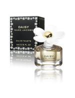 MARC JACOBS DAISY Eau de Toilette 4ml. กลิ่นหอมสไตล์ Fruity Floral ผสานความหอมละมุนละไมและนุ่มนวลจากดอกไม้นานาชนิด นอกจากขวดจะน่ารักแล้วกลิ่นก็น่ารักไม่แพ้กัน ทั้งกลิ่นผลไม้ที่น่ารักหวานฉ่ำๆ เช่น สตรอว์เบอร์รี่ป่า เกรฟฟรุ๊ต ลูกแพร์  ผสานกับดอก MARC JACOBS DAISY Eau de Toilette 4ml. กลิ่นหอมสไตล์ Fruity Floral ผสานความหอมละมุนละไมและนุ่มนวลจากดอกไม้นานาชนิด นอกจากขวดจะน่ารักแล้วกลิ่นก็น่ารักไม่แพ้กัน ทั้งกลิ่นผลไม้ที่น่ารักหวานฉ่ำๆ เช่น สตรอว์เบอร์รี่ป่า เกรฟฟรุ๊ต ลูกแพร์  ผสานกับดอก