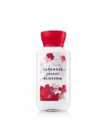 **พร้อมส่ง**Bath & Body Works Japanese Cherry Blossom Shea & Vitamin E Body Lotion 88 ml. โลชั่นบำรุงผิวสุดพิเศษ อีกทั้งมีกลิ่นหอมติดทนนาน กลิ่นดอกซากุระญี่ปุ่นหอมเตะจมูกตั้งแต่ครั้งแรกที่ได้กลิ่น ผสมกับกลิ่นวนิลานุ่มๆ เป็นกลิ่นที่ค่อนข้างชัดเจนแล