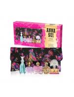 ANNA SUI 5 Miniatures Set + Cosmetic Pouch ชุดน้ำหอมพร้อมกระเป๋า เข้าสู่โลกแห่งผู้หญิงที่เสน่ห์แบบ Anna sui ด้วยชุดน้ำหอมสำหรับผู้หญิง 5 Miniatures Collection ชุดน้ำหอมที่ประกอบด้วยน้ำหอม 5 ขวด ที่จะชวนให้หลงเสน่ห์แบบเป็นผู้หญิงที่มีทั้งกลิ่นห