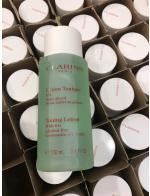 Clarins Toning Lotion With Iris ขนาดทดลอง 100ml. โทนเนอร์ปรับสภาพผิวปราศจากแอลกอฮอลล์ ด้วยสารสกัดของ Iris และ Sage ทำความสะอาดด่านสุดท้ายสำหรับผิวผสมหรือผิวมัน ให้เปล่งปลั่งนวลเนียน ปรับกระชับรูขุมขน และเตรียมพร้อมผิวสำหรับการบำรุงทุกขั้นตอนต่อไ Clarins Toning Lotion With Iris ขนาดทดลอง 100ml. โทนเนอร์ปรับสภาพผิวปราศจากแอลกอฮอลล์ ด้วยสารสกัดของ Iris และ Sage ทำความสะอาดด่านสุดท้ายสำหรับผิวผสมหรือผิวมัน ให้เปล่งปลั่งนวลเนียน ปรับกระชับรูขุมขน และเตรียมพร้อมผิวสำหรับการบำรุงทุกขั้นตอนต่อไ