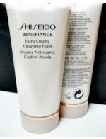 Shiseido Benefiance Extra Creamy Cleansing Foam ขนาดทดลอง 50ml. โฟมล้างหน้าเนื้อเข้มข้นที่ช่วยชะล้างสิ่งสกปรก และผลัดเซลล์ผิวส่วนเกินซึ่งก่อให้เกิดริ้วรอยแห่งวัยได้อย่างนุ่มนวล โดยไม่ทำลายความชุ่มชื้นตามธรรมชาติของผิว เนื้อโฟมจะกลายเป็นฟองครีม