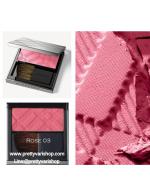 BURBERRY Light Glow Natural Blush 7g. No.03 Rose Blush บรัชปัดแก้มโทนสีชมพู สีสันสดใสบางเบาดูเป็นธรรมชาติ มอบสัมผัสอันนุ่มเนียนดุจใยไหมคลี่คลุมบรรจงแต่งแต้มสีสันลงบนพวงแก้มอย่างนุ่มนวลบางเบา รู้สึกได้ถึงความหอมของกลิ่นบลัชออนเมื่อได้สัมผัส เสน่ห BURBERRY Light Glow Natural Blush 7g. No.03 Rose Blush บรัชปัดแก้มโทนสีชมพู สีสันสดใสบางเบาดูเป็นธรรมชาติ มอบสัมผัสอันนุ่มเนียนดุจใยไหมคลี่คลุมบรรจงแต่งแต้มสีสันลงบนพวงแก้มอย่างนุ่มนวลบางเบา รู้สึกได้ถึงความหอมของกลิ่นบลัชออนเมื่อได้สัมผัส เสน่ห
