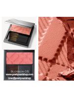 BURBERRY Light Glow Natural Blush 7g. No.05 Blossom Blush บรัชปัดแก้มโทนสีส้ม สีสันสดใสบางเบาดูเป็นธรรมชาติ มอบสัมผัสอันนุ่มเนียนดุจใยไหมคลี่คลุมบรรจงแต่งแต้มสีสันลงบนพวงแก้มอย่างนุ่มนวลบางเบา รู้สึกได้ถึงความหอมของกลิ่นบลัชออนเมื่อได้สัมผัส  BURBERRY Light Glow Natural Blush 7g. No.05 Blossom Blush บรัชปัดแก้มโทนสีส้ม สีสันสดใสบางเบาดูเป็นธรรมชาติ มอบสัมผัสอันนุ่มเนียนดุจใยไหมคลี่คลุมบรรจงแต่งแต้มสีสันลงบนพวงแก้มอย่างนุ่มนวลบางเบา รู้สึกได้ถึงความหอมของกลิ่นบลัชออนเมื่อได้สัมผัส