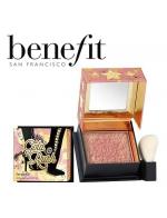Benefit Gold Rush Blush 5.0 g. บลัชออนสีใหม่ สีพีชประกายทอง เหมาะกับทุกสีผิว ช่วยเพิ่มลุคให้ดูเปล่งประกายสดใสอย่างเป็นธรรมชาติ! ตัวแป้งพิมพ์ลายนูนด้วย "ละอองทอง" ทั่วทั้งตลับ สูตรพิเศษนี้จะค่อยๆ เผยประกายทองเฉดสีพีชเมื่อปัดลงบนแก Benefit Gold Rush Blush 5.0 g. บลัชออนสีใหม่ สีพีชประกายทอง เหมาะกับทุกสีผิว ช่วยเพิ่มลุคให้ดูเปล่งประกายสดใสอย่างเป็นธรรมชาติ! ตัวแป้งพิมพ์ลายนูนด้วย "ละอองทอง" ทั่วทั้งตลับ สูตรพิเศษนี้จะค่อยๆ เผยประกายทองเฉดสีพีชเมื่อปัดลงบนแก