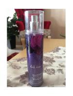 Bath & Body Works Dark Kiss Diamond Shimmer Mist 236 ml. สเปรย์น้ำหอมฉีดผิวกาย พิเศษ รุ่น Shimmer เมื่อฉีดลงบนตัว จะมีประกายวิบๆ ช่วยทำให้ผิวดูเปล่งประกายผ่องใส สำหรับสาวๆที่ชอบเปิดไหล่ หรือใส่แขนสั้น เป็นปลื้มกับสินค้ารุ่นนี้แน่นอ Bath & Body Works Dark Kiss Diamond Shimmer Mist 236 ml. สเปรย์น้ำหอมฉีดผิวกาย พิเศษ รุ่น Shimmer เมื่อฉีดลงบนตัว จะมีประกายวิบๆ ช่วยทำให้ผิวดูเปล่งประกายผ่องใส สำหรับสาวๆที่ชอบเปิดไหล่ หรือใส่แขนสั้น เป็นปลื้มกับสินค้ารุ่นนี้แน่นอ