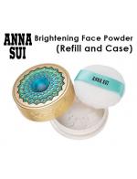 Anna Sui Brightening Face Powder 9 g. (ตลับ+แป้งรีฟิล) แป้งฝุ่นอัดแข็งที่มอบสัมผัสที่แสนอัศจรรย์ อันอุดมไปด้วยส่วนผสมของไวท์เทนนิ่งและวิตามินซี ช่วยยับยั้งการสร้างเมลานิน ผสานคุณสมบัติ Smooth-Textured Moist Powder และ Spherical Powder เผยผิวให้ดูเร Anna Sui Brightening Face Powder 9 g. (ตลับ+แป้งรีฟิล) แป้งฝุ่นอัดแข็งที่มอบสัมผัสที่แสนอัศจรรย์ อันอุดมไปด้วยส่วนผสมของไวท์เทนนิ่งและวิตามินซี ช่วยยับยั้งการสร้างเมลานิน ผสานคุณสมบัติ Smooth-Textured Moist Powder และ Spherical Powder เผยผิวให้ดูเร