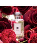 Jo Malone London  Red Roses Cologne 100 ml. โคโลญจน์ นิยามแห่งความโรแมนติกที่ร่วมสมัย ไร้ข้อตำหนิ ความพิเศษจากการหลอมรวมกลิ่นหอมอันเปี่ยมเสน่ห์ของดอกกุหลาบเจ็ดสายพันธุ์ที่หอมและทรงเอกลักษณ์จากทั่วโลก ปรุงแต่งจนได้กลิ่นหอมที่ตราตรึง เชื้อเชิญแล