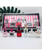 *พร้อมส่ง*Victoria's Secret Our Sexy Best Gift Set Limited Edition คอลเลคชั่นน้ำหอมของเหล่านางฟ้าวิคตอเรีย ซีเครท 6 กลิ่นขายดีในขนาดพกพา จัดเป็นชุดของขวัญให้สาวๆได้สัมผัสกลิ่นหอมเซ็กซี่หลากหลายสไตล์ ใช้ได้ทุกวันไม่ซ้ำกันค่ะ *พร้อมส่ง*Victoria's Secret Our Sexy Best Gift Set Limited Edition คอลเลคชั่นน้ำหอมของเหล่านางฟ้าวิคตอเรีย ซีเครท 6 กลิ่นขายดีในขนาดพกพา จัดเป็นชุดของขวัญให้สาวๆได้สัมผัสกลิ่นหอมเซ็กซี่หลากหลายสไตล์ ใช้ได้ทุกวันไม่ซ้ำกันค่ะ