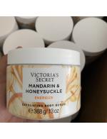 Victoria's Secret Mandarin & Honeysuckle Energize Exfoliating Body Scrub 368 g. สครับผิวกาย ปลุกพลังความสดชื่น ด้วยกลิ่นสดใส สดชื่นจากส้มแมนดาริน & ฮันนี่ซัคเคิล เผยผิวเนียนนุ่มด้วยสครับน้ำตาลเข้มข้น พร้อมกลิ่น