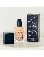 NARS Light Reflecting Foundation 30 ml. รองพื้นสูตรผสมล้ำยุค เป็นรองพื้นที่สวยทุกแสง ปกปิดและบำรุงในหนึ่งเดียว ปกปิดรอยสิว จุดด่างดำ และรอยแดงได้เป็นอย่างดี มอบความปกปิดระดับปานกลางพร้อมผลลัพธ์สวยอย่างเป็นธรรมชาติ ผิวยังสามารถหายใจได้และติดทนนานตลอดวัน เพ NARS Light Reflecting Foundation 30 ml. รองพื้นสูตรผสมล้ำยุค เป็นรองพื้นที่สวยทุกแสง ปกปิดและบำรุงในหนึ่งเดียว ปกปิดรอยสิว จุดด่างดำ และรอยแดงได้เป็นอย่างดี มอบความปกปิดระดับปานกลางพร้อมผลลัพธ์สวยอย่างเป็นธรรมชาติ ผิวยังสามารถหายใจได้และติดทนนานตลอดวัน เพ