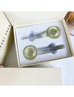 Bobbi Brown Ice Globe Facial Massager ลูกแก้วนวดหน้า 1 กล่องมี 2 ชิ้น ไอเทมนวดหน้าปลอบประโลมผิวนวดหน้า Aceology Ice Globe ช่วยเพิ่มการไหลเวียนนวดผิวหน้าให้รู้สึกผ่อนคลาย ช่วยทำให้สกินแคร์ซึมเข้าชั้นผิวเร็วขึ้น และยังกระตุ้นการไหลเวียนโลหิตและเติมออกซิเจนใ Bobbi Brown Ice Globe Facial Massager ลูกแก้วนวดหน้า 1 กล่องมี 2 ชิ้น ไอเทมนวดหน้าปลอบประโลมผิวนวดหน้า Aceology Ice Globe ช่วยเพิ่มการไหลเวียนนวดผิวหน้าให้รู้สึกผ่อนคลาย ช่วยทำให้สกินแคร์ซึมเข้าชั้นผิวเร็วขึ้น และยังกระตุ้นการไหลเวียนโลหิตและเติมออกซิเจนใ