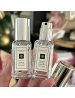 Jo Malone London English Pear & Sweet Pea Cologne ขนาดทดลอง 9 ml. สัมผัสกลิ่นหอมใหม่ English Pear & Sweet Pea กลิ่นหอมที่มอบจินตนาการ ถึงสวนผลไม้ภายใต้แสงแดดอันอบอุ่นที่ปลุกชีวิตชีวาของฤดูใบไม้ผลิให้ตื่นขึ้น เมื่อลูกแพร์สีเขียวน่าลิ้มลองปรากฏขึ้นจ Jo Malone London English Pear & Sweet Pea Cologne ขนาดทดลอง 9 ml. สัมผัสกลิ่นหอมใหม่ English Pear & Sweet Pea กลิ่นหอมที่มอบจินตนาการ ถึงสวนผลไม้ภายใต้แสงแดดอันอบอุ่นที่ปลุกชีวิตชีวาของฤดูใบไม้ผลิให้ตื่นขึ้น เมื่อลูกแพร์สีเขียวน่าลิ้มลองปรากฏขึ้นจ