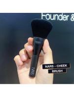 Nars Mini Blush Brush ของแท้ แปรงบลัชออนมินิ ขนาด 12cm. ขนาดพกพาสะดวก ขนนุ่ม ลงบลัชหรือแป้งได้เนียน คุณภาพขนแปรงเหมือนขนาดปกติ แต่ด้ามเล็กกว่าเส้นใยสังเคราะห์ที่ทนทานทรงโดมเหมาะสำหรับการปาดเม็ดสีลงบนแก้มอย่างเชี่ยวชาญ ตัวแปรงสามารถกระจายเม็ดสี และเบลนด์เพ Nars Mini Blush Brush ของแท้ แปรงบลัชออนมินิ ขนาด 12cm. ขนาดพกพาสะดวก ขนนุ่ม ลงบลัชหรือแป้งได้เนียน คุณภาพขนแปรงเหมือนขนาดปกติ แต่ด้ามเล็กกว่าเส้นใยสังเคราะห์ที่ทนทานทรงโดมเหมาะสำหรับการปาดเม็ดสีลงบนแก้มอย่างเชี่ยวชาญ ตัวแปรงสามารถกระจายเม็ดสี และเบลนด์เพ