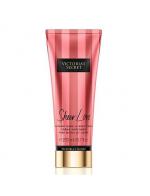 Victoria's Secret Sheer Love Fragrant Hand & Body Cream 200ml.  บอดี้ครีมน้ำหอมสูตรบำรุงเข้มข้น กลิ่นหอมสดชื่น เริงร่าไปกับกลิ่นของ White Cotton กับดอกลิลลี่สีชมพู ให้ความรู้สึกใจเต้นแรงเหมือนกำลังมีความรักเลยคะ Victoria's Secret Sheer Love Fragrant Hand & Body Cream 200ml.  บอดี้ครีมน้ำหอมสูตรบำรุงเข้มข้น กลิ่นหอมสดชื่น เริงร่าไปกับกลิ่นของ White Cotton กับดอกลิลลี่สีชมพู ให้ความรู้สึกใจเต้นแรงเหมือนกำลังมีความรักเลยคะ