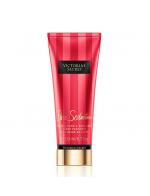 Victoria's Secret Pure Seduction Fragrant Hand & Body Cream 200ml. บอดี้ครีมน้ำหอมสูตรบำรุงเข้มข้น กลิ่นนี้จะเป็นกลิ่นหอมซนๆ แบบหวานซ่อนเปรี้ยวของผลไม้หลายชนิด มีส่วนผสมของกลิ่นเมลอน/พลัม/ดอกฟรีเซีย ได้กลิ่นแล้วเป็นต้องหลงเสน่ห์ ในแบบ Victoria's Secret Pure Seduction Fragrant Hand & Body Cream 200ml. บอดี้ครีมน้ำหอมสูตรบำรุงเข้มข้น กลิ่นนี้จะเป็นกลิ่นหอมซนๆ แบบหวานซ่อนเปรี้ยวของผลไม้หลายชนิด มีส่วนผสมของกลิ่นเมลอน/พลัม/ดอกฟรีเซีย ได้กลิ่นแล้วเป็นต้องหลงเสน่ห์ ในแบบ