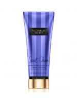 Victoria's Secret Secret Charm Fragrant Hand & Body Cream 200 ml. บอดี้ครีมน้ำหอมสูตรบำรุงเข้มข้น กลิ่นนี้จะเป็นกลิ่นหอมอ่อนๆของดอกกุหลาบสีชมพู ผสมกับกลิ่นหอมของดอกมะลิ ให้ความรู้สึกหรูหรา แฝงด้วยความน่ารักอ่อนโยน กลิ่นไม่แรงจนเกินไป Victoria's Secret Secret Charm Fragrant Hand & Body Cream 200 ml. บอดี้ครีมน้ำหอมสูตรบำรุงเข้มข้น กลิ่นนี้จะเป็นกลิ่นหอมอ่อนๆของดอกกุหลาบสีชมพู ผสมกับกลิ่นหอมของดอกมะลิ ให้ความรู้สึกหรูหรา แฝงด้วยความน่ารักอ่อนโยน กลิ่นไม่แรงจนเกินไป