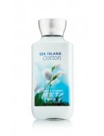 **พร้อมส่ง**Bath & Body Works Sea Island Cotton Shea & Vitamin E Body Lotion 236 ml. โลชั่นถนอมผิวกลิ่นหอมติดผิวกายนานตลอดวัน กลิ่นนี้จะมีความหอมสะอาดอ่อนๆ แบ้วๆ ใสๆ คล้ายกลิ่นแป้งเด็กค่ะใครได้กลิ่นก็อยากอยู่ใกล้ๆ