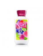 Bath & Body Works Sweet Pea Shea & Vitamin E Body Lotion 236 ml. โลชั่นบำรุงผิวสุดพิเศษ กลิ่นดอกสวีทพี หอมหวานสดใส คล้ายเยลลี่สีชมพูในถ้วยใส มีกลิ่นผสมของผลแพร์กับราสเบอร์รี่ ทำให้กลิ่นนี้เป็นที่ติดใจของสาวๆวัยรุ่นจนยากจะเปลี่ยนใจเลยค่ Bath & Body Works Sweet Pea Shea & Vitamin E Body Lotion 236 ml. โลชั่นบำรุงผิวสุดพิเศษ กลิ่นดอกสวีทพี หอมหวานสดใส คล้ายเยลลี่สีชมพูในถ้วยใส มีกลิ่นผสมของผลแพร์กับราสเบอร์รี่ ทำให้กลิ่นนี้เป็นที่ติดใจของสาวๆวัยรุ่นจนยากจะเปลี่ยนใจเลยค่