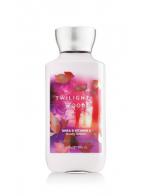 Bath & Body Works Twilight Woods Shea & Vitamin E Body Lotion 236 ml. โลชั่นถนอมผิวเติมความชุ่มชื่นให้ผิว ทั้งยังมีกลิ่นหอมติดผิวกายนานตลอดวัน กลิ่นหอมนุ่มๆประมาณวนิลลาอ่อนๆ ที่ลึกลับเย้ายวนน่าค้นหา เป็นวนิลลาที่หอมสดชื่นไม่เลี่ยนค่ะ Bath & Body Works Twilight Woods Shea & Vitamin E Body Lotion 236 ml. โลชั่นถนอมผิวเติมความชุ่มชื่นให้ผิว ทั้งยังมีกลิ่นหอมติดผิวกายนานตลอดวัน กลิ่นหอมนุ่มๆประมาณวนิลลาอ่อนๆ ที่ลึกลับเย้ายวนน่าค้นหา เป็นวนิลลาที่หอมสดชื่นไม่เลี่ยนค่ะ