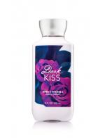 Bath & Body Works Dark Kiss Shea & Vitamin E Body Lotion 236 ml. โลชั่นบำรุงผิวสุดพิเศษ กลิ่นนี้จะวนิลาผสมกับกลิ่นผลไม้จำพวกบลูเบอรี่ มาพร้อมกับกลิ่นหอมเย็นๆ ให้ความรู้สึกเท่ๆ แต่น่ารัก กลิ่นค่อนข้างชัดเจนโดดเด่น เหมาะสำหรับสาวๆที่อยาก Bath & Body Works Dark Kiss Shea & Vitamin E Body Lotion 236 ml. โลชั่นบำรุงผิวสุดพิเศษ กลิ่นนี้จะวนิลาผสมกับกลิ่นผลไม้จำพวกบลูเบอรี่ มาพร้อมกับกลิ่นหอมเย็นๆ ให้ความรู้สึกเท่ๆ แต่น่ารัก กลิ่นค่อนข้างชัดเจนโดดเด่น เหมาะสำหรับสาวๆที่อยาก
